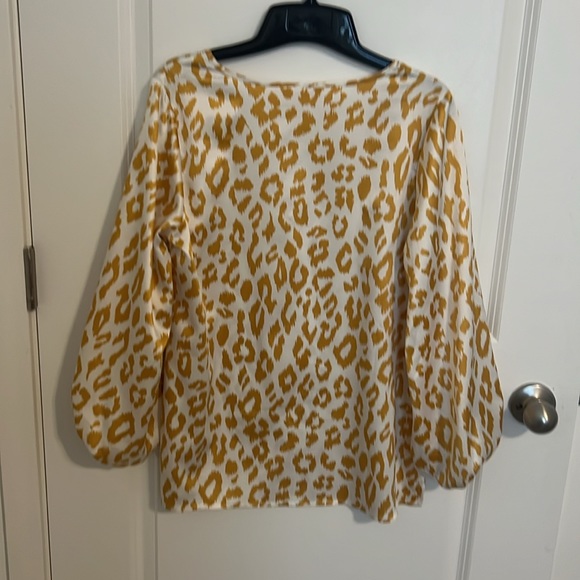 Giraffe print blouse made out of silk. - Picture 2 of 2